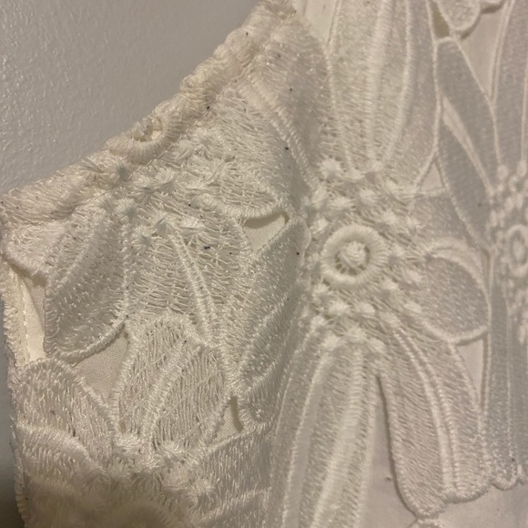 RW&Co white flower tank - Picture 3 of 3